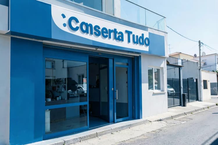 Fachada de uma loja de assistência técnica de eletrodomésticos com o nome "Conserta Tudo" em Goiânia.
