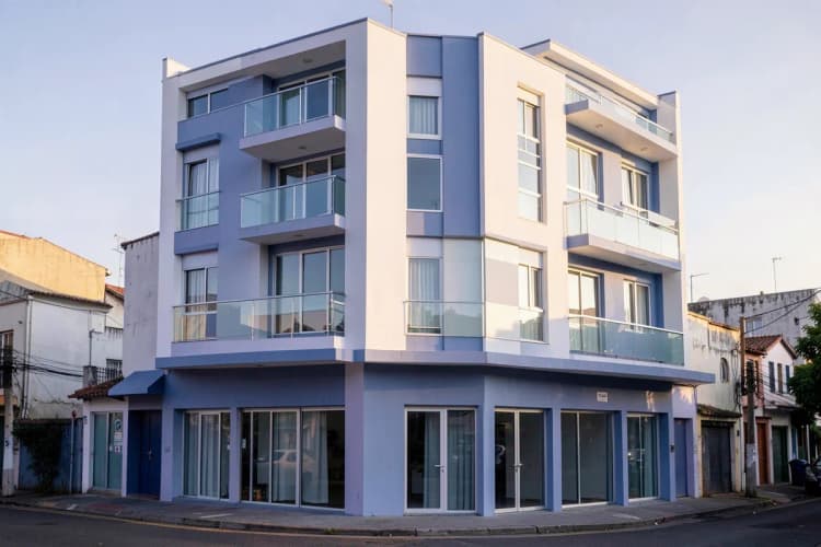 Fachada de um prédio residencial e comercial no Setor Marista, Goiânia.