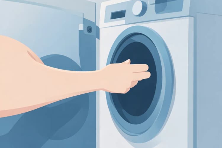 Mão tentando fechar a porta de uma lava e seca LG com dificuldade