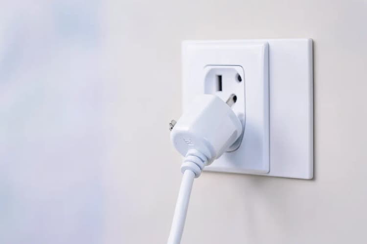Uma tomada elétrica com um plugue de lava e seca Samsung desconectado.