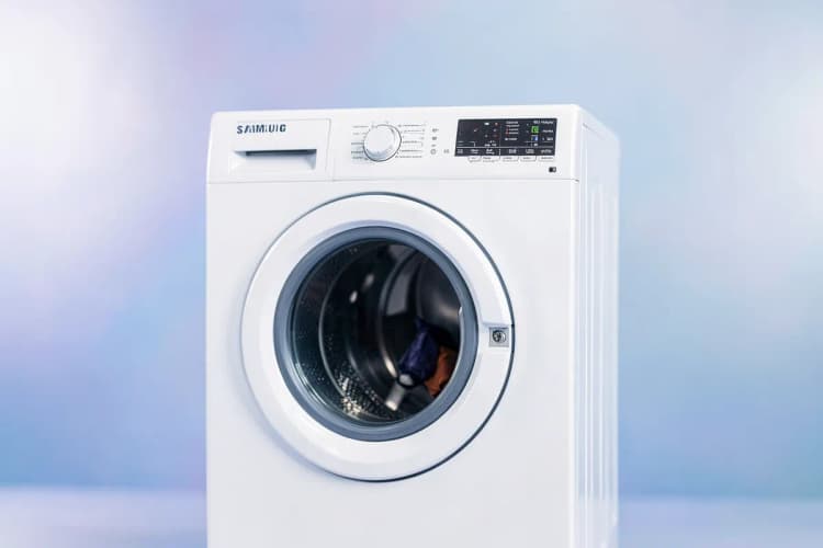 Uma máquina lava e seca Samsung com a porta entreaberta e um objeto pequeno preso na trava.