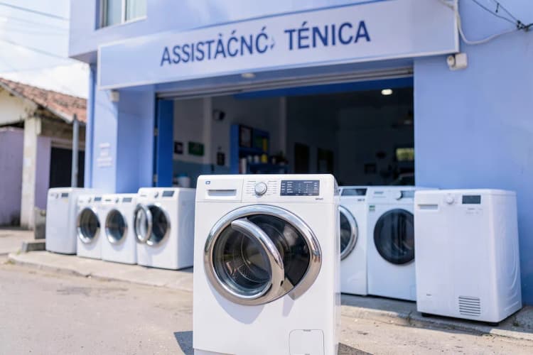 Fachada de uma loja de conserto de eletrodomésticos em Goiânia com o nome "Assistência Técnica".