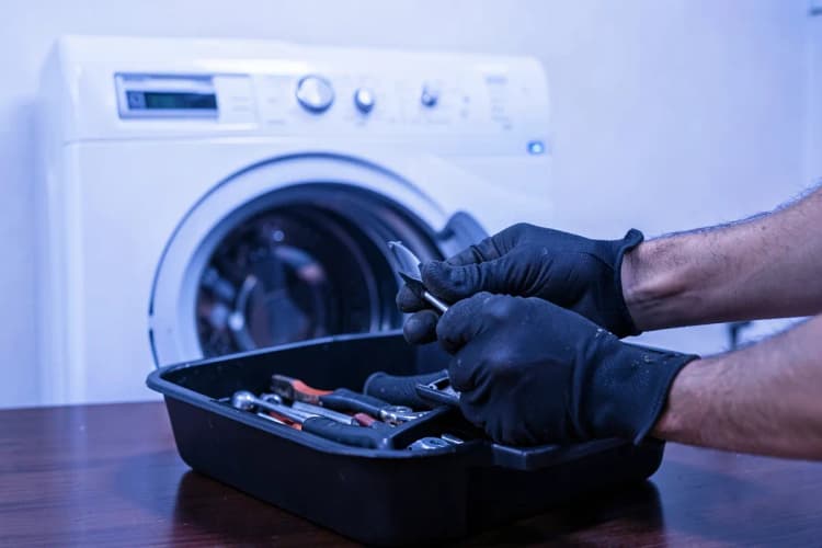 Técnico de conserto com ferramentas organizadas em uma bancada, pronto para trabalhar.