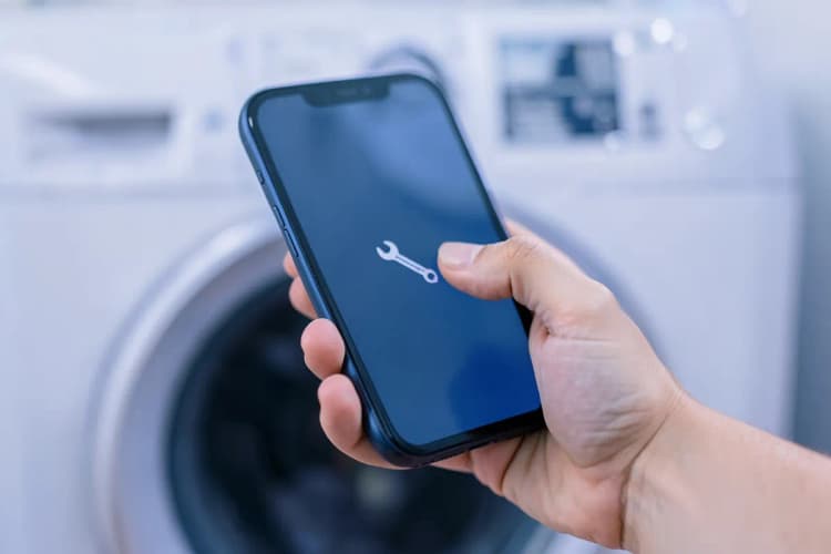 Pessoa discando um número de telefone em um celular, com um ícone de ferramenta ao lado.