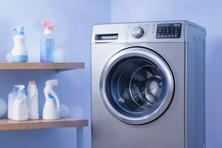 Uma prateleira com produtos de limpeza e amaciante perto de uma máquina de lavar.