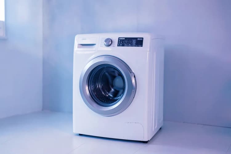 Uma máquina lava e seca Samsung em um ambiente de lavanderia limpo e organizado.
